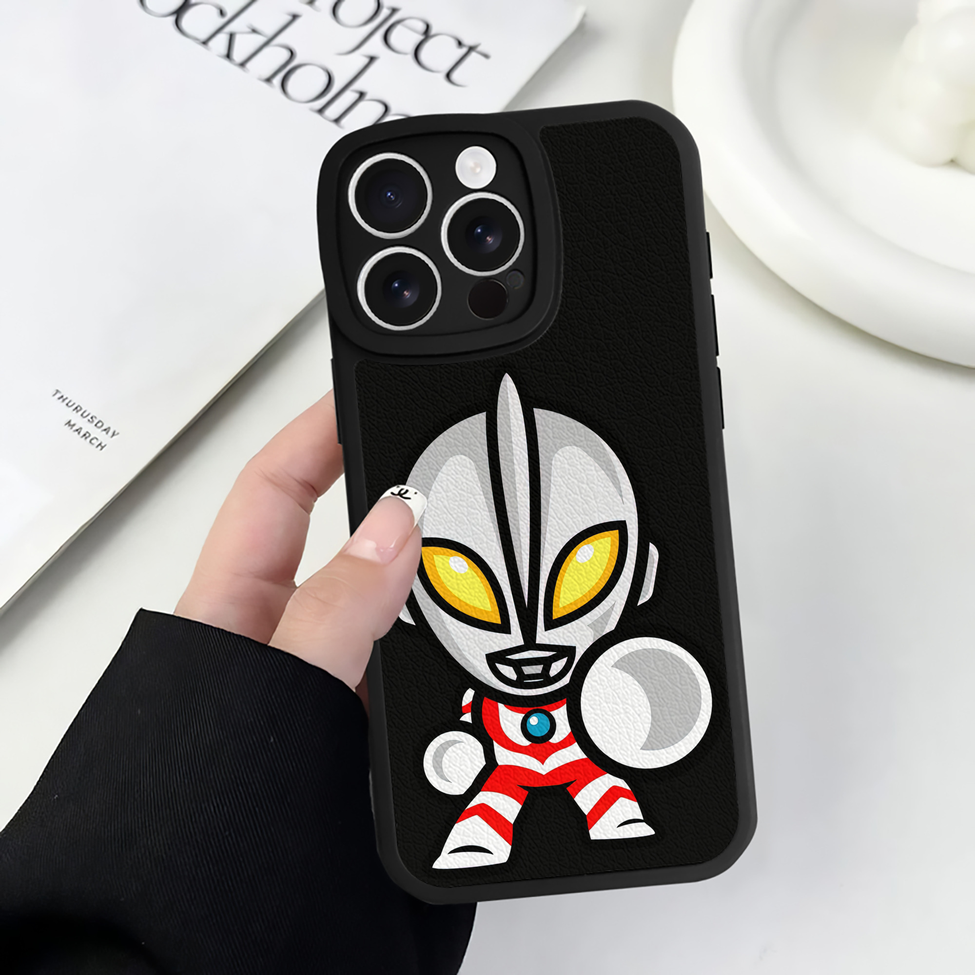 （画像用） ウルトラマン Ultraman 【iPhone 16シリーズ対応】シリコンスマホケース（レザー調） 材質：シリコン